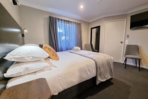 Blue Wren Lodge Waratah Standard Queen Room.