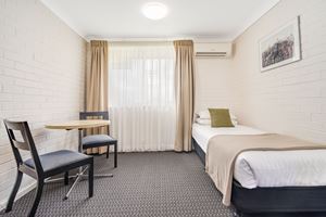 Elizabeth Motor Inn Adamstown Standard Quad Room