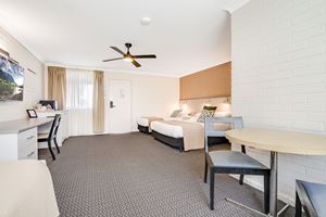 Elizabeth Motor Inn Adamstown Standard Quad Room