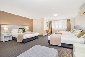 Elizabeth Motor Inn Adamstown Standard Family Room