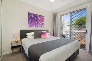 A Bedroom at Mayfield Short Stay Apartments.