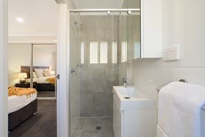 The Ensuite Bathroom of a 5 Bedroom Townhouse Apartment at Birmingham Gardens Townhouses.