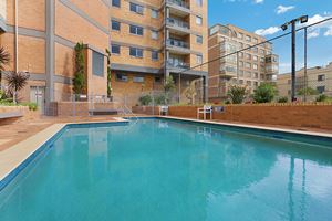 Sandbar Apartment provides an outdoor swimming pool.